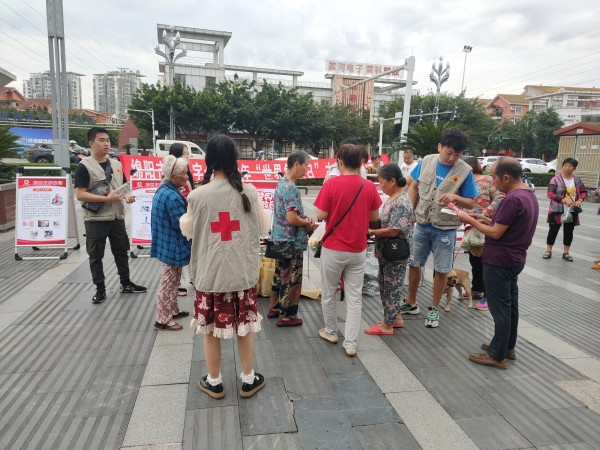 绵阳市红十字会 开展 世界急救日主题宣传进学校 进社区活动